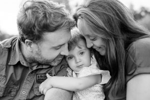 Retrato de familia en blanco y negro en una sesión de fotos de familia