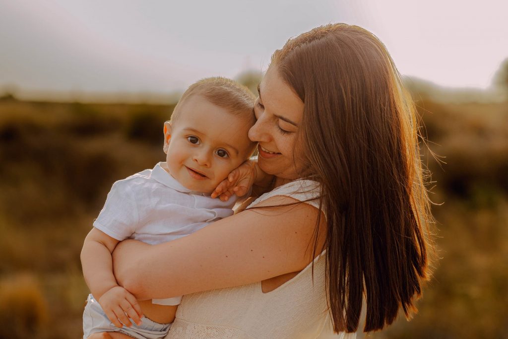 Madre con bebé abrazos y sonrientes en un reportaje de fotos de familia en Zaragoza